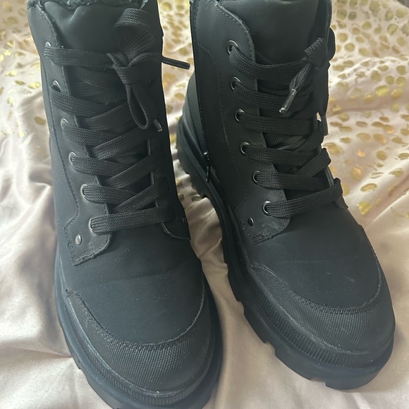 Boys Black High-Top Boots - Picture 1 of 7